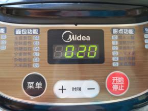 选择面包机的“自动和面”程序20分钟。 