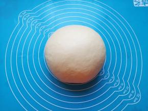 20分钟以后将面团从面包机桶内取出，继续手揉10分钟左右。