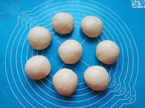 将面包面团分成小剂子揉光滚圆。 