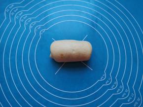 卷起来，一个肉松面包生胚就做好了，以此方法做完剩下的面包面团。