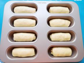 将做好的肉松面包放入模具里面。