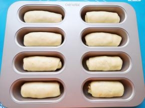 将做好的肉松面包放入模具里面。