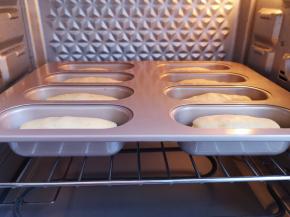 烤箱调至“发酵”功能，将面包送入烤箱发酵40分钟。 