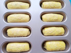 发酵完成的面包从烤箱里取出，刷上一层蛋黄液，撒上熟白芝麻。 