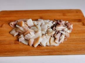 鱿鱼处理干净后切花刀。