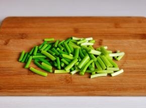 蒜苔洗净切段。