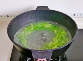 水烧开后下蒜苔大火煮40秒捞出过冷水。