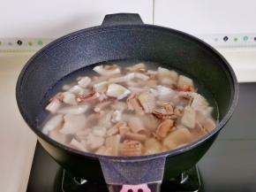 锅中水烧开下鱿鱼，大火烧开煮2分钟捞出沥干水分。