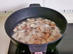 锅中水烧开下鱿鱼，大火烧开煮2分钟捞出沥干水分。