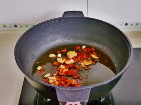 起油锅，加入姜蒜辣椒煸炒。