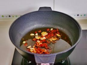 起油锅，加入姜蒜辣椒煸炒。
