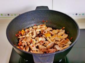 下鱿鱼翻炒均匀。