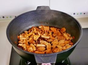 翻炒均匀，加入半碗纯净水，炒至8分熟。