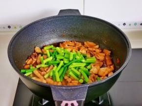 加入蒜苔，按个人口味加入盐。