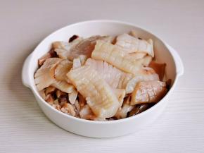 鱿鱼洗干净后切花刀装盘备用。