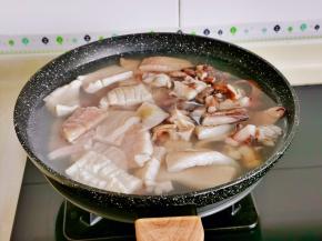 锅中加水再加入鱿鱼。