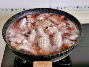 大火再次烧开鱿鱼卷起即可关火。