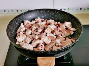 加入鱿鱼翻炒。