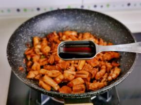 加入料酒，蚝油，酱油，翻炒均匀。