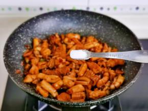 按个人口味加入盐。