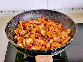 加少许水将鱿鱼炒熟。