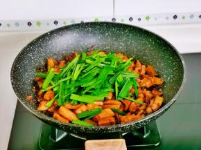 加入切好的韭菜花快速翻炒关火。