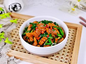 盛出装盘撒上芝麻辣椒段。