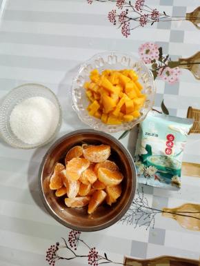 准备好所需的食材：
小芒果去皮去核切成小丁，蜜桔掰成一瓣一瓣儿的，白糖3大勺（喜欢甜一点的也可以多放一点儿），白凉粉100克备用！