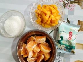 准备好所需的食材：
小芒果去皮去核切成小丁，蜜桔掰成一瓣一瓣儿的，白糖3大勺（喜欢甜一点的也可以多放一点儿），白凉粉100克备用！