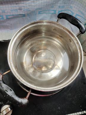 锅中放入1500克水，烧开！