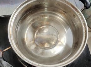 锅中放入1500克水，烧开！