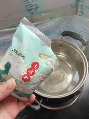 放入白凉粉100克（1袋）！