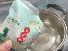 放入白凉粉100克（1袋）！