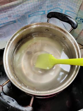 顺时针方向搅拌均匀至白凉粉融化，无核糊状！