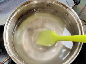 顺时针方向搅拌均匀至白凉粉融化，无核糊状！