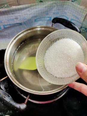 放入白糖搅拌均匀至融化！