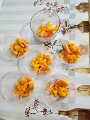 把切好的芒果丁和桔子放入杯中！