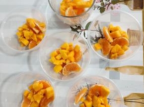 把切好的芒果丁和桔子放入杯中！