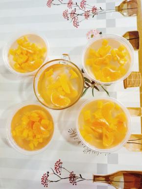 倒入煮好的白凉粉，待完全放凉，凝固后即可食用！冷藏口味更佳！