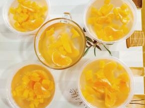 倒入煮好的白凉粉，待完全放凉，凝固后即可食用！冷藏口味更佳！