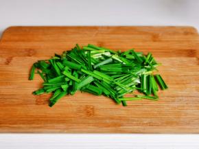 韭菜洗净切段。