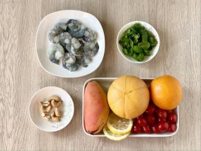 准备好食材，鲜虾去头去壳，挑去虾线，取虾仁；各种水果、薄荷叶洗净备用。
