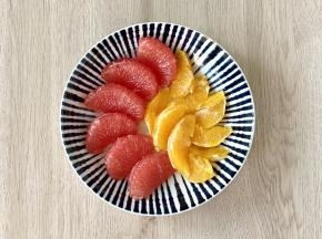 把西柚剥出果肉，橙子去皮切好。