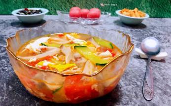 平菇鸡蛋汤混搭西红柿和黄瓜营养价值非常丰富经常食用对身体有益