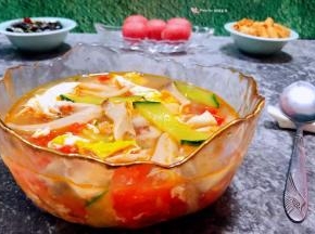 平菇鸡蛋汤混搭西红柿和黄瓜营养价值非常丰富经常食用对身体有益