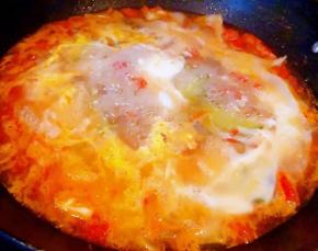 汤再次烧开时撒上蛋花瞬间烫熟最后放入味精调味均匀即可出锅享用