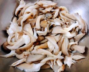 处理好的平菇沥干水份放入盘中备用