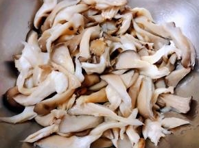 处理好的平菇沥干水份放入盘中备用