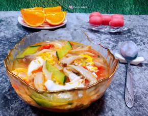 鲜美可口的平菇鸡蛋汤装入容器中就大功告成了