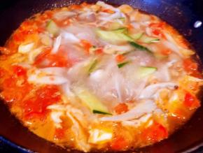 放入切好的黄瓜片同时放入盐一起煮